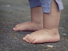 camminare-a-piedi-scalzi-benefici-bambini