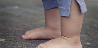 camminare-a-piedi-scalzi-benefici-bambini