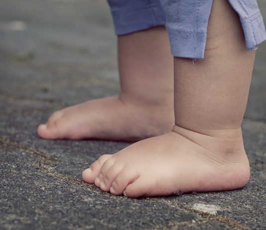 camminare-a-piedi-scalzi-benefici-bambini