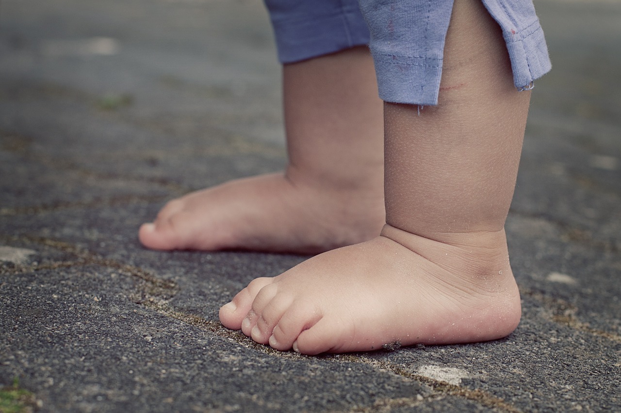 camminare-a-piedi-scalzi-benefici-bambini